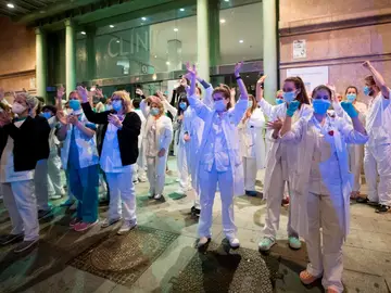 Sanitarios del Hospital Clínic agradecen los aplausos que les dedican los vecinos Sanitarios del Hospital Clínic agradecen los aplausos que les dedican los vecinos