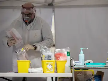 Un médico con test y material sanitario Un médico con test y material sanitario