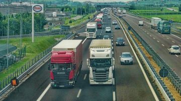 Camiones circulando por autopista Camiones circulando por autopista