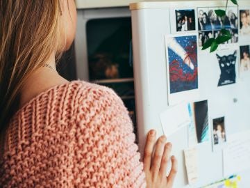 Mujer abriendo una nevera Mujer abriendo una nevera
