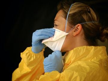 Imagen de archivo de una enfermera poniéndose la mascarilla