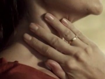 Imagen de una mujer tocándose el cuello