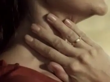 Imagen de una mujer tocándose el cuello Imagen de una mujer tocándose el cuello