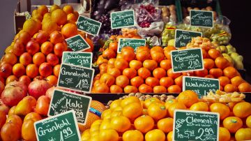 Puesto de fruta en un mercado Puesto de fruta en un mercado