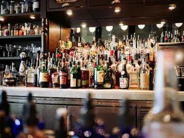 Bebidas alcohólicas en un bar Bebidas alcohólicas en un bar