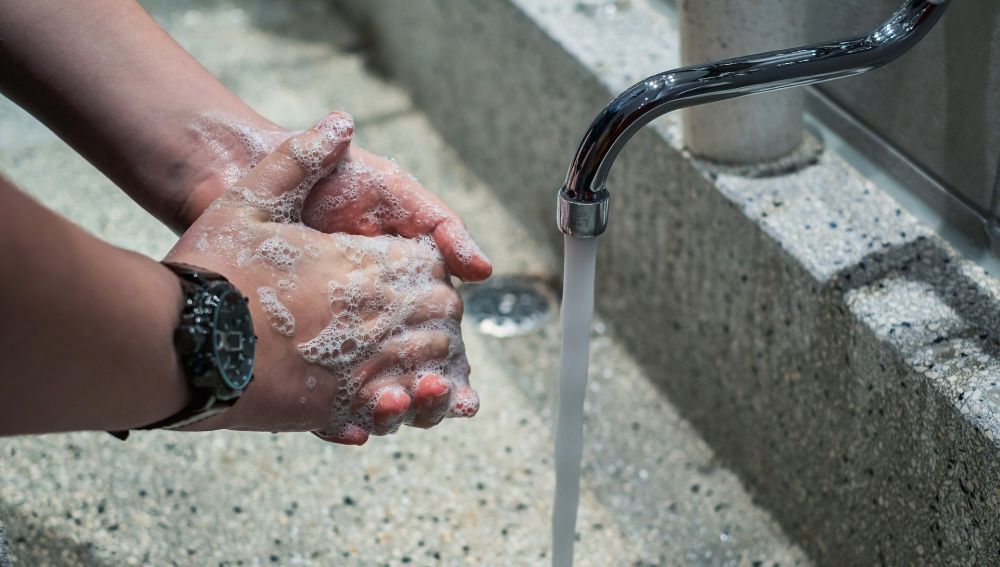 Lavarse las manos con frecuencia ayuda a protegerse contra la infección por Covid-19