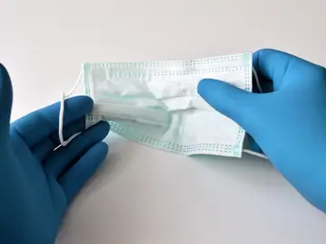 Una mascarilla quirúrgica Una mascarilla quirúrgica