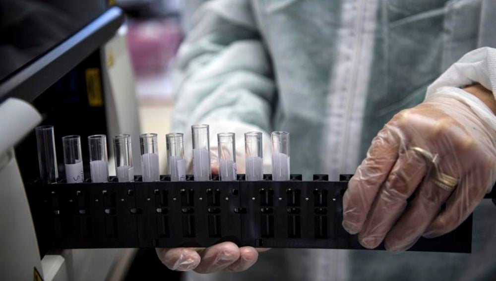 Un médico manipula unas muestras en un laboratorio
