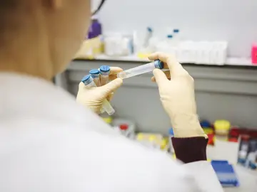 Mujer científica en un laboratorio Mujer científica en un laboratorio