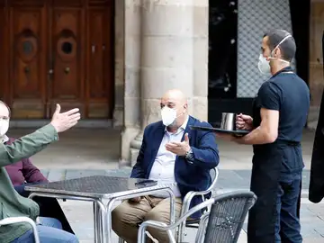 Terrazas en País Vasco con gente con mascarillas Terrazas en País Vasco con gente con mascarillas