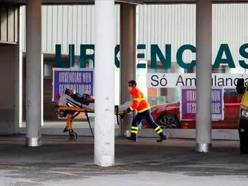 Una ambulancia llega con un enfermo a las urgencias de un Hospital. Una ambulancia llega con un enfermo a las urgencias de un Hospital.