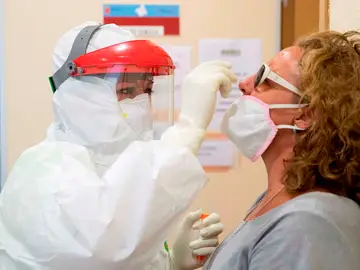 Una enfermera del 061 hace una prueba PCR a una mujer Una enfermera del 061 hace una prueba PCR a una mujer