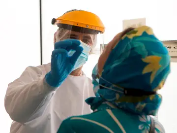 Un enfermero de urgencias del 061 se prepara para realizar los test PCR Un enfermero de urgencias del 061 se prepara para realizar los test PCR