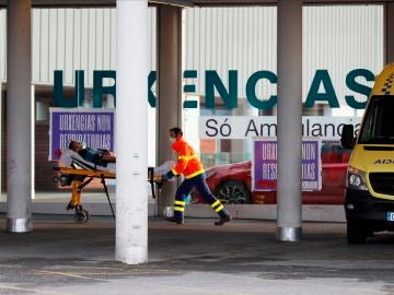 Una ambulancia llega con un enfermo a las urgencias del Hospital Lucus Augusti, en Lugo