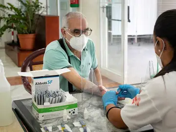 Una enfermera toma una muestra de sangre a un ciudadano para un test serológico en el Centro de Día de Mayores de La Isleta Una enfermera toma una muestra de sangre a un ciudadano para un test serológico en el Centro de Día de Mayores de La Isleta