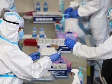 Personal sanitario realizan pruebas PCR Personal sanitario realizan pruebas PCR