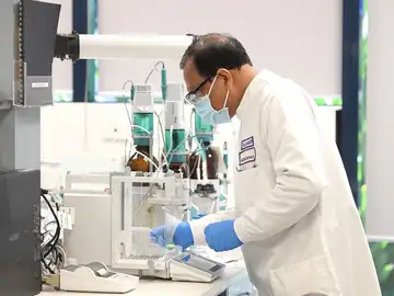 Un hombre en un laboratorio estudiando el cáncer Un hombre en un laboratorio estudiando el cáncer