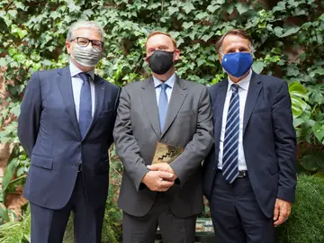 Juan Manuel Castro, vicepresidente de la Fundación AXA; Gonzalo Giner, ganador del XXV Premio de Novela Fernando Lara, y José Creuheras, presidente del Grupo Planeta Juan Manuel Castro, vicepresidente de la Fundación AXA; Gonzalo Giner, ganador del XXV Premio de Novela Fernando Lara, y José Creuheras, presidente del Grupo Planeta