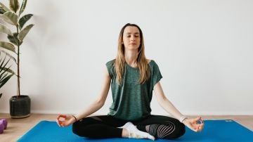 Mujer practicando mindfulness