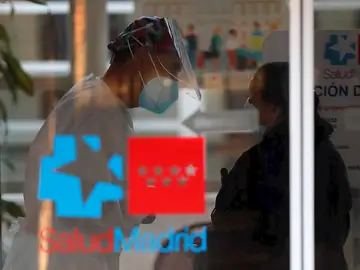 Una vecina es atendida en el Centro de Salud Artilleros, en el distrito de Vicálvaro Una vecina es atendida en el Centro de Salud Artilleros, en el distrito de Vicálvaro