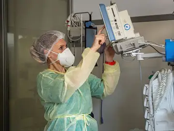 Enfermera en una UCI Enfermera en una UCI