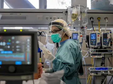 Imagen de archivo de una sanitaria en una UCI Imagen de archivo de una sanitaria en una UCI