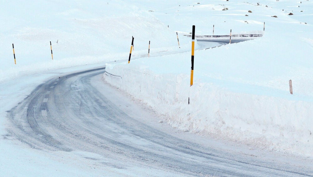 Carretera cubierta por la nieve 