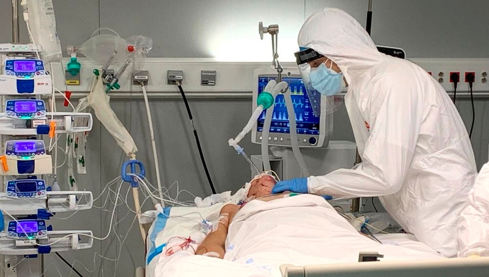 Empleados sanitarios realizan la primera intervención quirúrgica en el Hospital público Enfermera Isabel Zendal a una paciente con coronavirus ingresada en la UCI