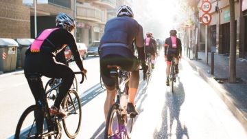 Ciclistas circulando por las calles