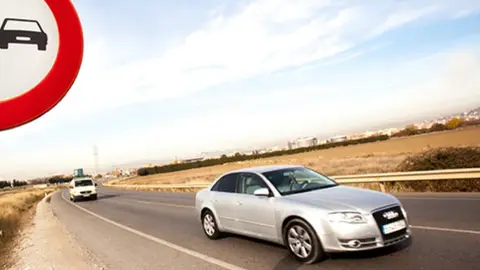 Coches circulando por carreteras secundarias Coches circulando por carreteras secundarias