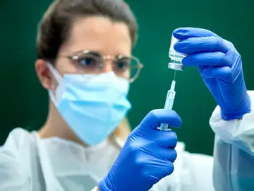 Una sanitaria prepara una dosis de la vacuna contra la covid Una sanitaria prepara una dosis de la vacuna contra la covid