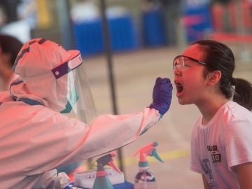 Realización de una prueba PCR en Wuhan, China