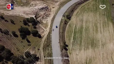 La distancia mínima al adelantar a un ciclista debe ser de 1,5 metros La distancia mínima al adelantar a un ciclista debe ser de 1,5 metros