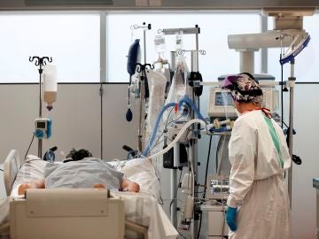 Una enfermera del Complejo Hospitalario de Navarra atiende a un paciente ingresado en la UCI