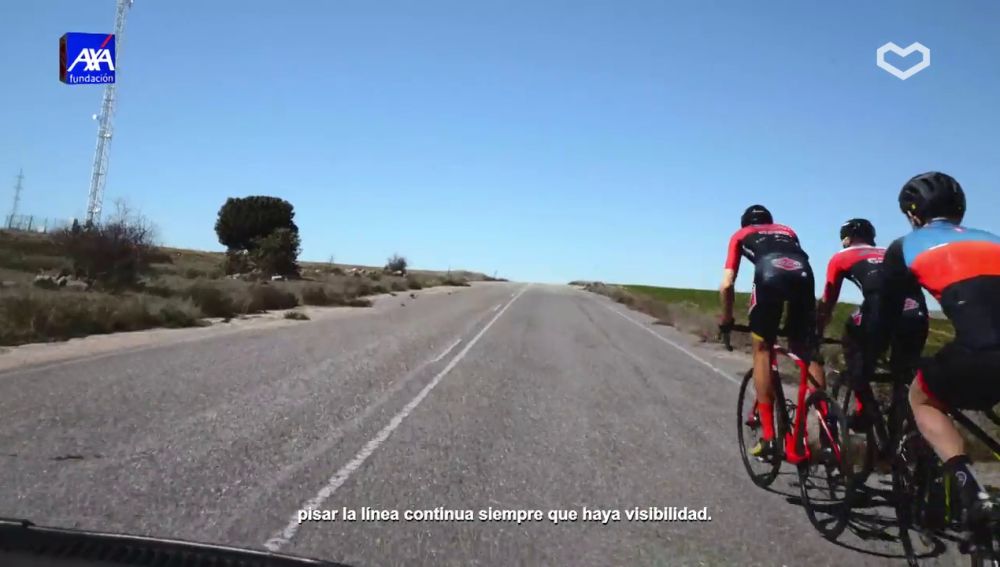 Puedes pisar la línea continua para adelantar a un ciclista siempre que haya visibilidad