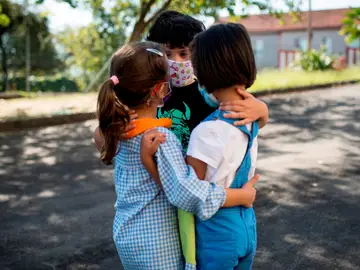 Un grupo de niños en el patio de un colegio Un grupo de niños en el patio de un colegio
