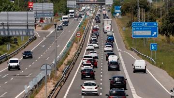 Vista del tráfico en la carretera de Burgos a la altura de la localidad madrileña de San Agustín de Guadalix este viernes. Vista del tráfico en la carretera de Burgos a la altura de la localidad madrileña de San Agustín de Guadalix este viernes.