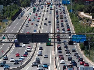 Estado del tráfico en la A6, carretera de A Coruña, durante el primer viernes tras el estado de alarma