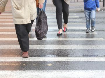 Peatones cruzando un paso habilitado