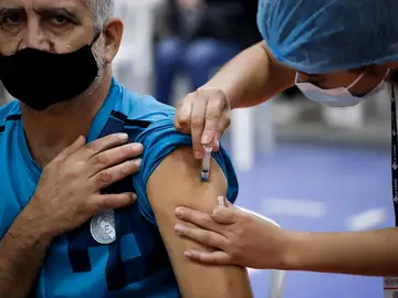 Un hombre recibe una dosis de la vacuna contra el coronavirus Un hombre recibe una dosis de la vacuna contra el coronavirus