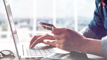 Un hombre compra por Internet usando su tarjeta
