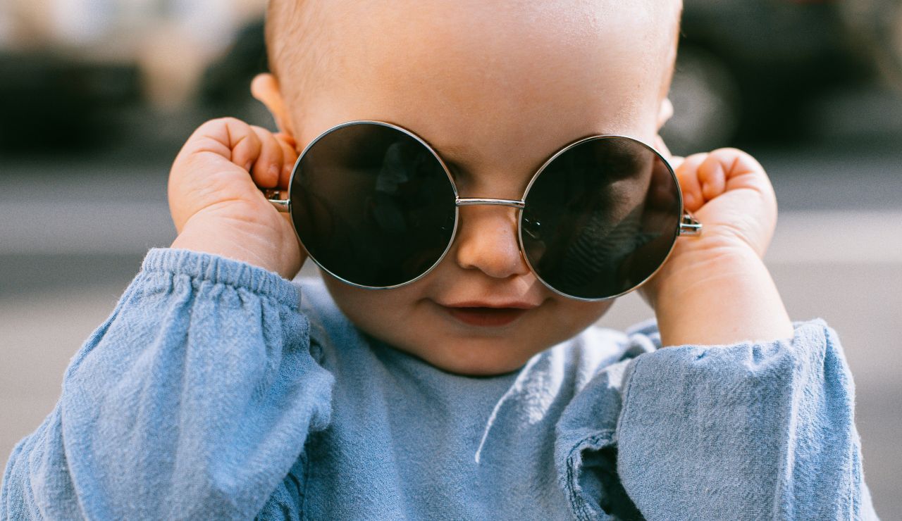 Niña con gafas de sol