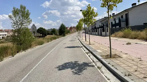 Esta carretera necesita resaltos que eviten el exceso de velocidad Esta carretera necesita resaltos que eviten el exceso de velocidad