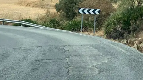 Carretera de Málaga en un estado muy peligroso Carretera de Málaga en un estado muy peligroso