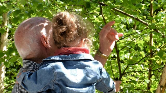 Un abuelo con su nieta