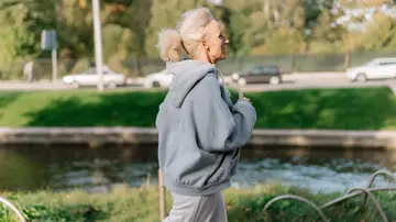 Mujer realizando actividad física al aire libre Mujer realizando actividad física al aire libre