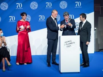 Premio Planeta 2021 Carmen Mola revela su identidad