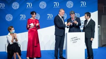 Premio Planeta 2021 Carmen Mola revela su identidad