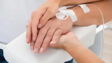 Doctor sujeta la mano del paciente