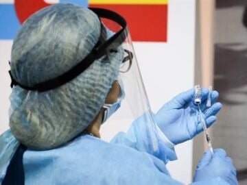 Casi la mitad de los españoles cree que la vacuna contra el coronavirus debería ser obligatoria, según el CIS